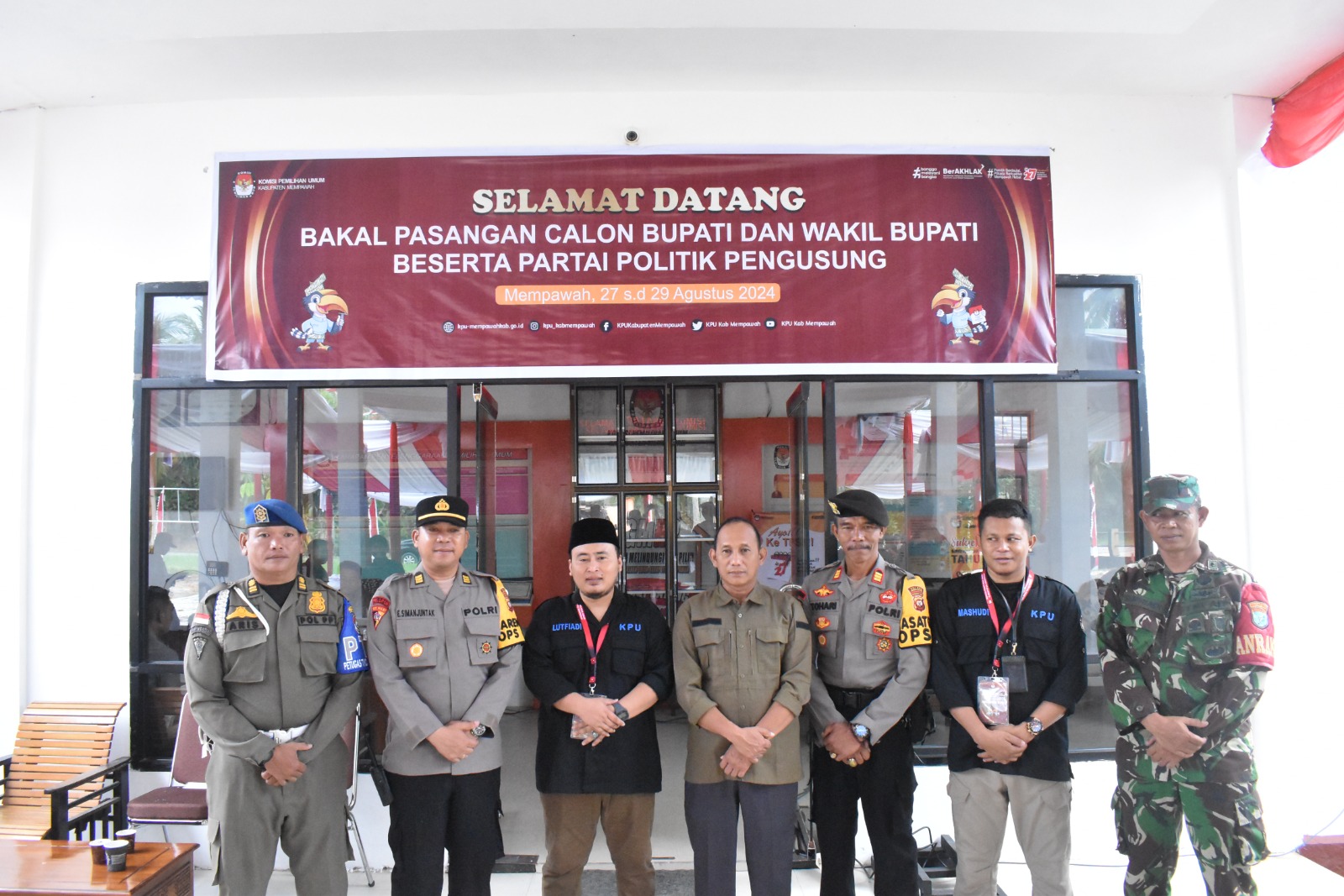 Anggota bawaslu Mempawah Hanise Awasi langsung tahapan pendaftaran pasangan calon Bupati dan Wakil Bupati kabupaten Mempawah