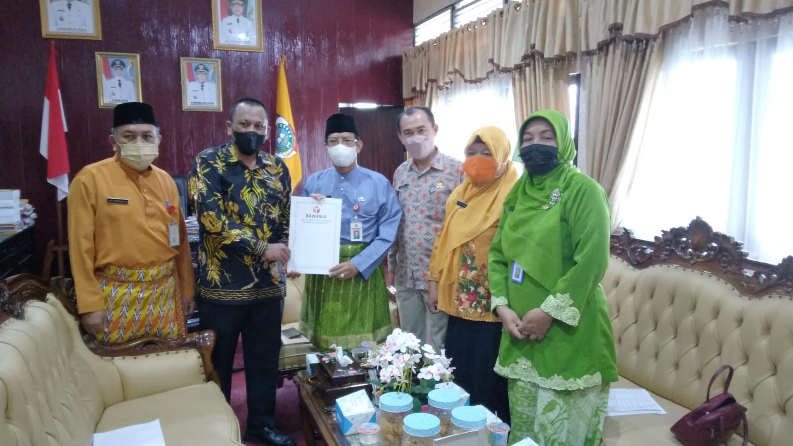 BAWASLU MEMPAWAH MENDATANGI SEKDA KABUPATEN MEMPAWAH ada apa ?"""