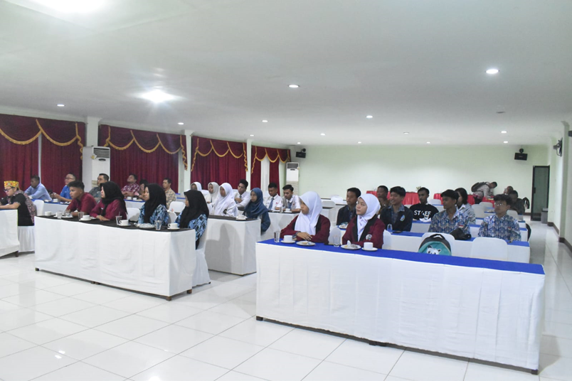 SOSIALISASI PARTISIPATIF : BAWASLU MEMPAWAH “PEMILIH PEMULA HARUS BIJAK SERTA TIDAK GOLPUT“.