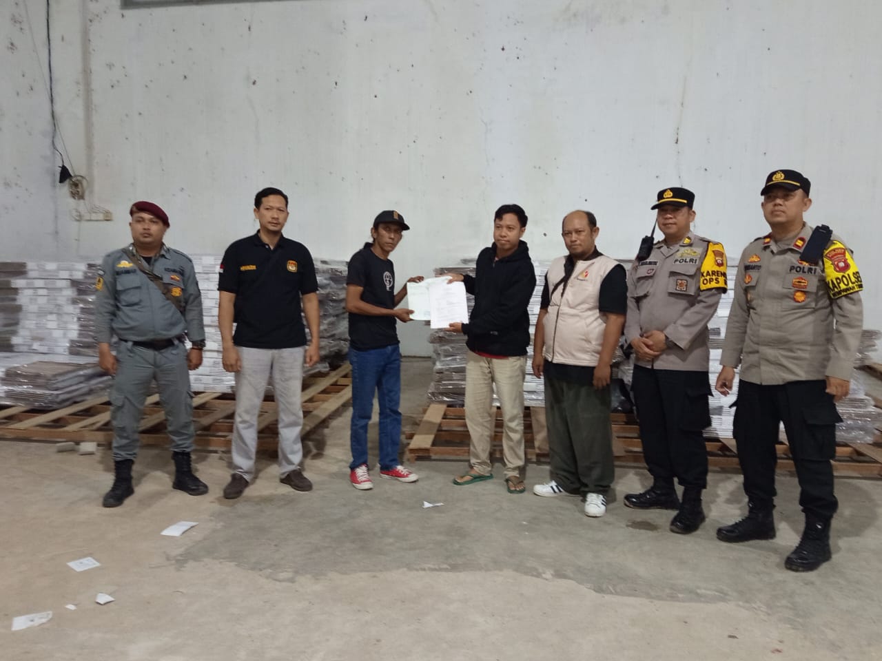 pengawasan logistik kotak suara di gudang logistik KPU Kabupaten Mempawah