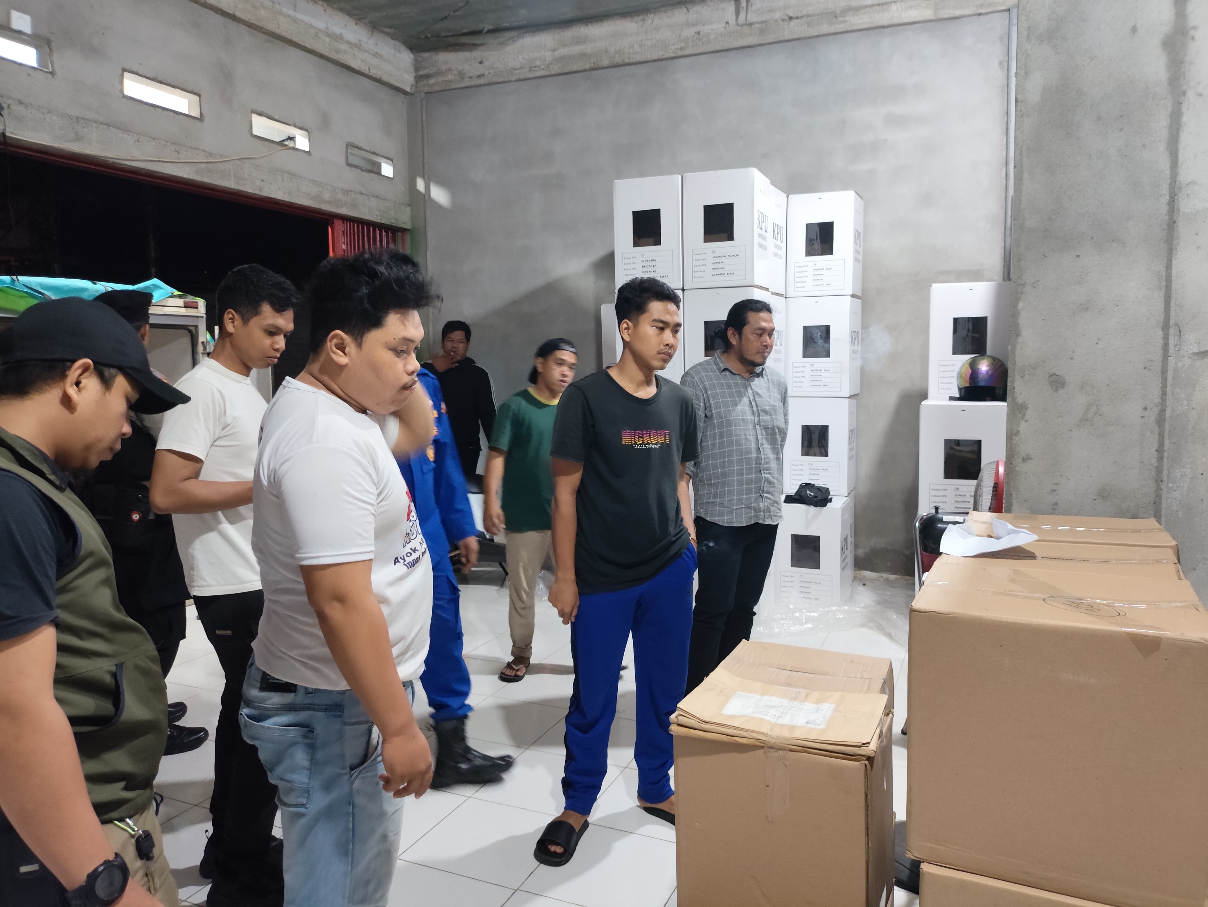 pengawasan logistik di gudang sakura biz