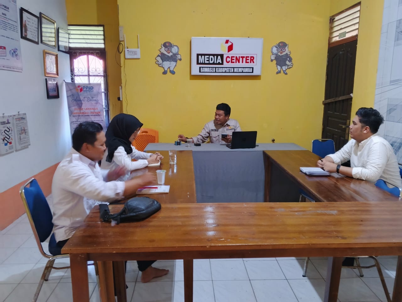 Ketua Bawaslu Kabupaten Mempawah, Bapak Fero Yudo Maulana, S.E., memberikan arahan dalam acara Orientasi Calon Pegawai Negeri Sipil (CPNS) di lingkungan Bawaslu Kabupaten Mempawah. Acara yang berlangsung di kantor Sekretariat Bawaslu. Kabupaten Mempawah Orientasi ini bertujuan untuk memberikan bekal awal kepada para CPNS mengenai tugas, fungsi, dan nilai-nilai inti sebagai penyelenggara pemilu.