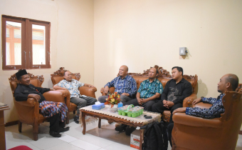 Bawaslu Kabupaten Mempawah melakukan kunjungan ke Dinas Sosial, Pemberdayaan Perempuan dan Perlindungan Anak, Pemberdayaan Masyarakat, dan Pemerintah Desa Kabupaten Mempawah.