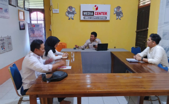 Ketua Bawaslu Kabupaten Mempawah, Bapak Fero Yudo Maulana, S.E., memberikan arahan dalam acara Orientasi Calon Pegawai Negeri Sipil (CPNS) di lingkungan Bawaslu Kabupaten Mempawah. Acara yang berlangsung di kantor Sekretariat Bawaslu. Kabupaten Mempawah Orientasi ini bertujuan untuk memberikan bekal awal kepada para CPNS mengenai tugas, fungsi, dan nilai-nilai inti sebagai penyelenggara pemilu.